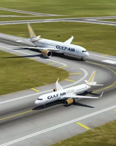 طائرتان تاكسي تابعتان لطيران الخليج، واحدة كبيرة والأخرى أصغر، تقفان على مدرجين متوازيين في مطار، محاطتان بالعشب الأخضر. تعرض كلتا الطائرتين شعار طيران الخليج وتصميم الذيل الذهبي.